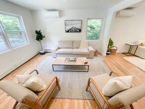 61 Hog Creek Rd in East Hampton, NY - Building Photo - Building Photo