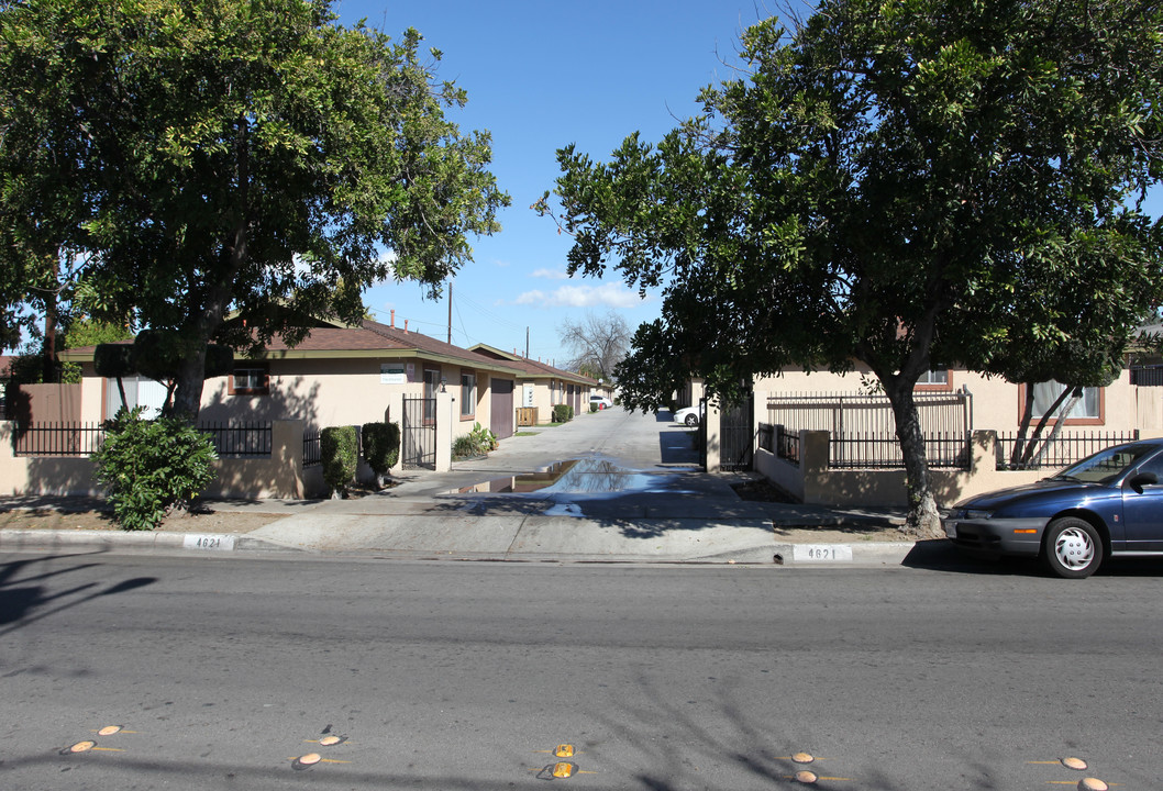 4621 Live Oak St in Bell, CA - Building Photo