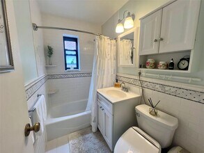 1 Town House Pl in Great Neck Plaza, NY - Building Photo - Building Photo