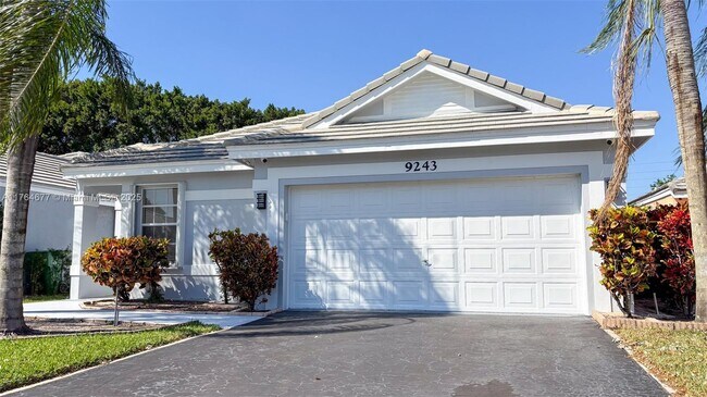 9243 Arborwood Cir in Davie, FL - Building Photo - Building Photo