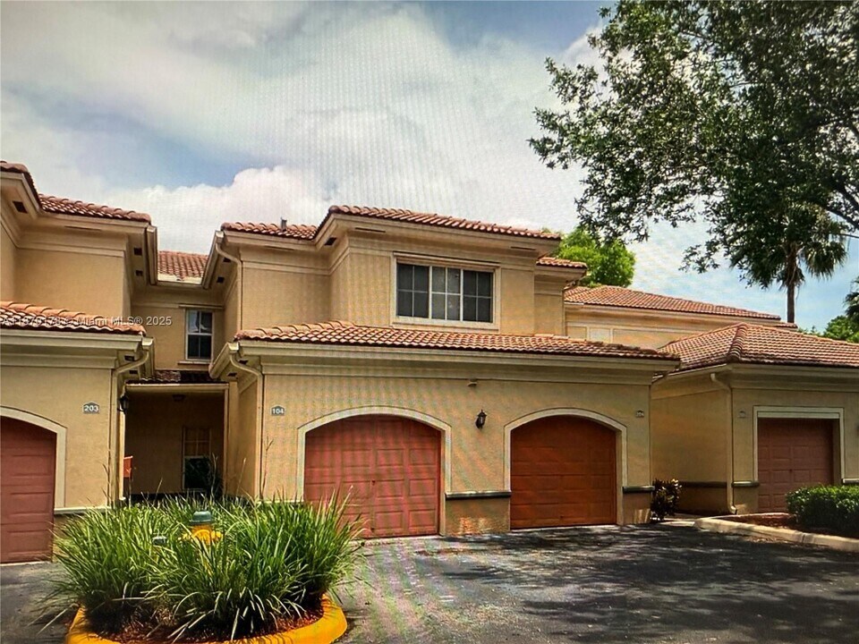 2557 Centergate Dr in Miramar, FL - Building Photo