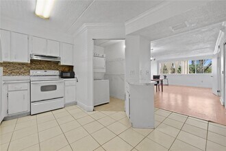 6135 NW 186th St, Unit 202 in Hialeah, FL - Building Photo - Building Photo