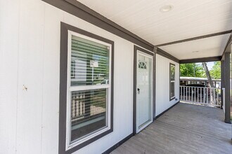 193 Live Oaks St in Medina, TX - Foto de edificio - Building Photo