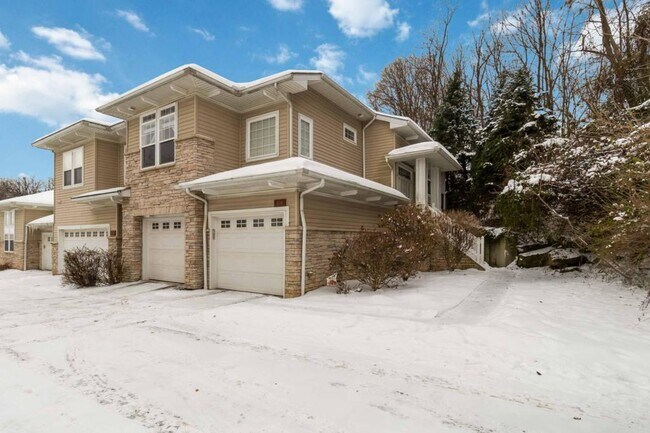 154 Copperstone Ct in Seven Hills, OH - Building Photo - Building Photo