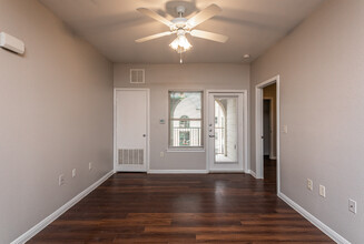 The Park at Sutton Oaks in San Antonio, TX - Building Photo - Interior Photo