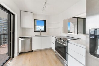 2333 Brickell Ave, Unit 1506 in Miami, FL - Foto de edificio - Building Photo