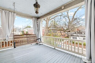 114 E Maple St in Decatur, GA - Building Photo