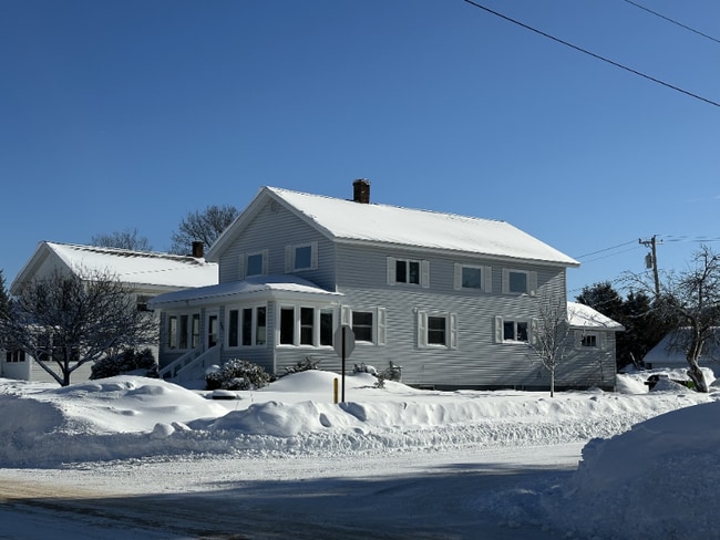 321 W Mcmillan Ave, Unit 1 in Newberry, MI - Foto de edificio - Building Photo