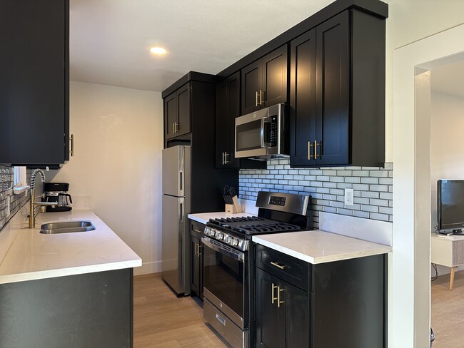 633 W Olive St in Inglewood, CA - Building Photo - Building Photo