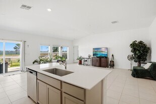740 Trotters Dr in Eagle Lake, FL - Building Photo