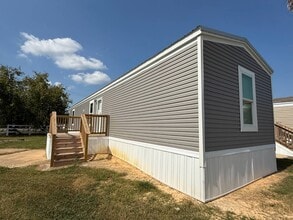 8400 W Oaklawn Rd in Biloxi, MS - Foto de edificio - Building Photo