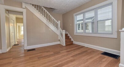 Bates-Hendricks/Newly Remodeled 3 Bedroom Half Double in Indianapolis, IN - Foto de edificio - Building Photo