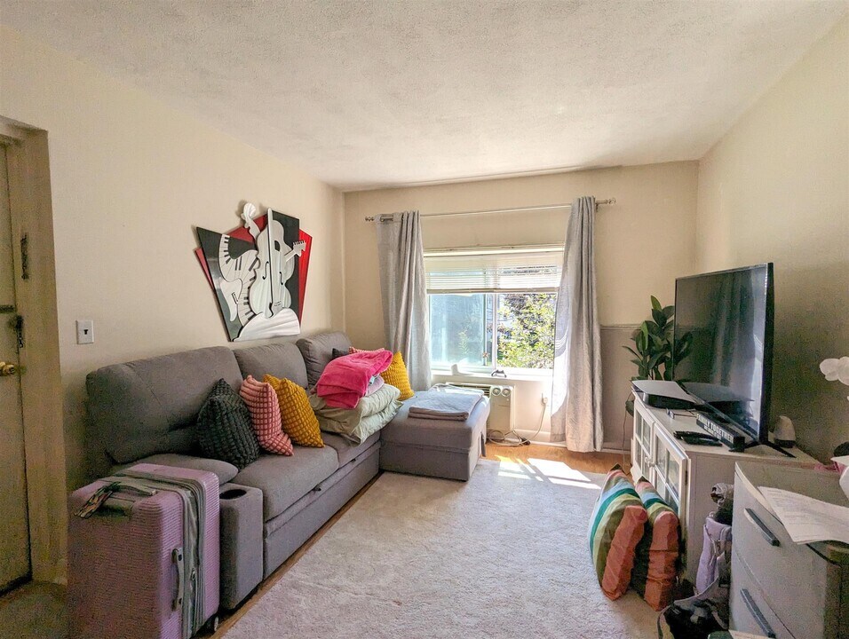 998 Massachusetts Ave, Unit 3 in Arlington, MA - Foto de edificio