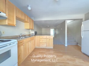 208 Grove St, Unit B in Bangor, ME - Building Photo - Building Photo