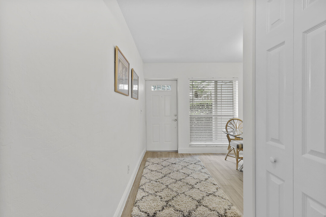 840 Gulf Pavillion Dr in Naples, FL - Building Photo