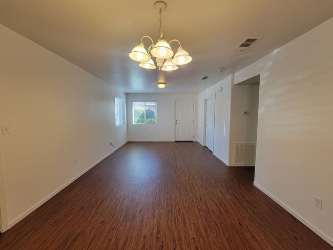 2221 W Lark Ave in Visalia, CA - Building Photo - Building Photo