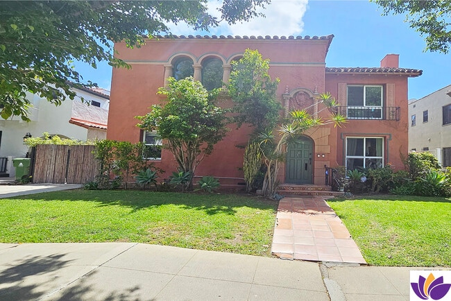 1152 S Hayworth Ave in Los Angeles, CA - Foto de edificio - Building Photo