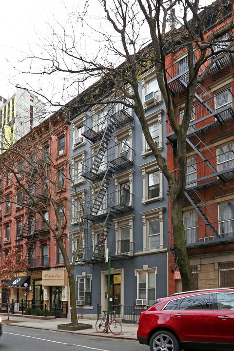 328 W 47th St in New York, NY - Building Photo