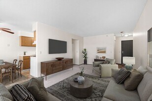 Summit Square in Rochester, MN - Building Photo