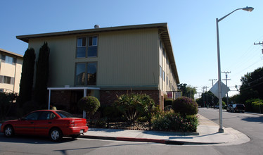 Royal Garden Apartments in San Mateo, CA - Foto de edificio - Building Photo