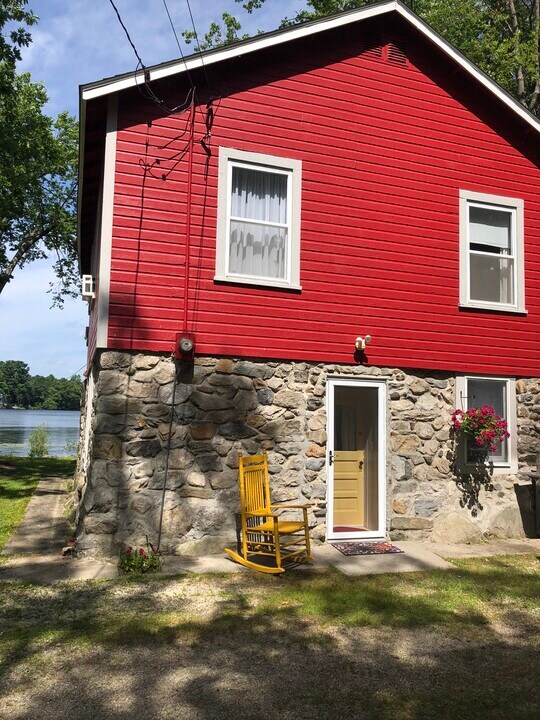 38 Bumpy Ln in Methuen, MA - Building Photo