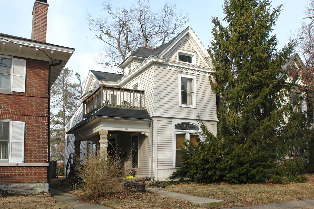 136 N Bayly Ave in Louisville, KY - Foto de edificio