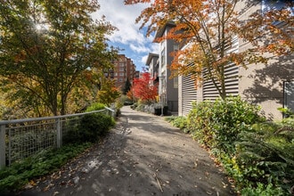 Thornton Place in Seattle, WA - Foto de edificio - Building Photo