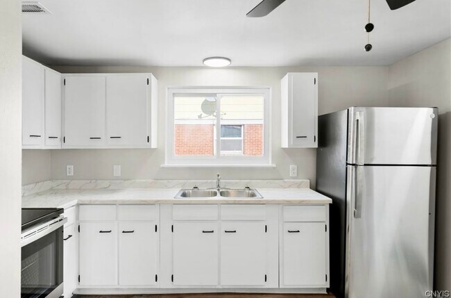 22 Strasbourg Dr, Unit Lower in Cheektowaga, NY - Building Photo - Building Photo