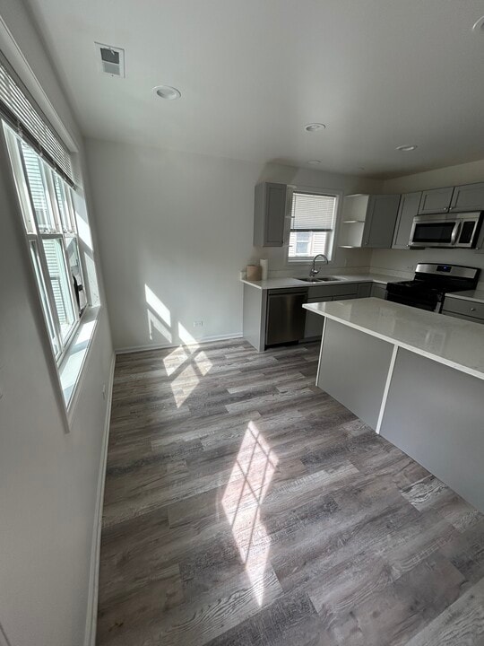 127 John St, Unit Apt 2 in Dekalb, IL - Foto de edificio