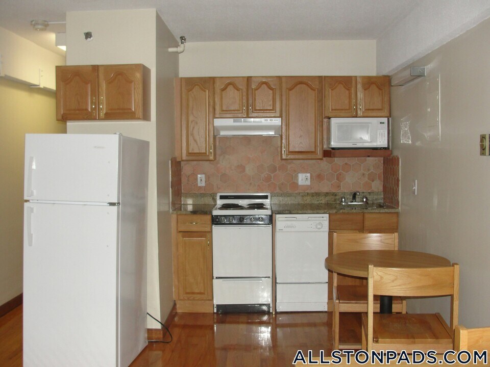 1110 Commonwealth Ave in Boston, MA - Building Photo