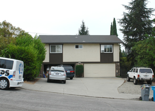 10381 Alpine Dr in Cupertino, CA - Building Photo - Building Photo