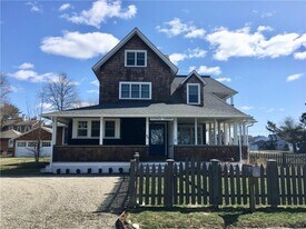 33 Ridgewood Ave in Madison, CT - Building Photo