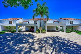 637 Beachwalk Cir in Naples, FL - Foto de edificio - Building Photo