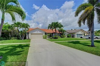 7743 W Country Club Blvd in Boca Raton, FL - Foto de edificio - Building Photo