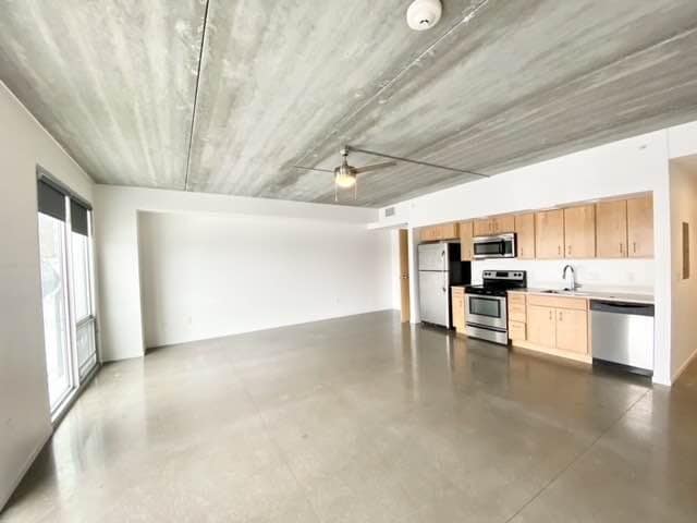 350 E Locust St in Des Moines, IA - Building Photo - Building Photo