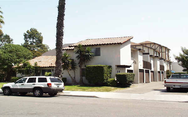 116 N Belinda Cor in Anaheim, CA - Building Photo