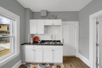 1055 7th St W, Unit Modern 2 bed 1 bath den in St. Paul, MN - Building Photo - Building Photo