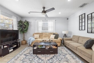 2103 W State St in Tampa, FL - Foto de edificio - Building Photo