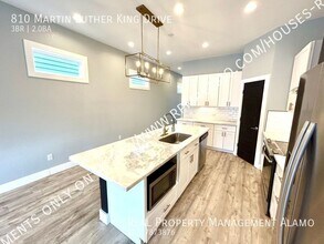 810 Martin Luther King Dr in San Antonio, TX - Building Photo - Building Photo