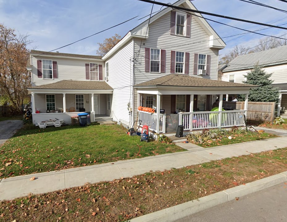 82 Lincoln Ave, Unit Upper in St. Albans, VT - Building Photo