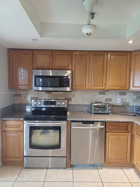 665 NE 195th St in Miami, FL - Building Photo