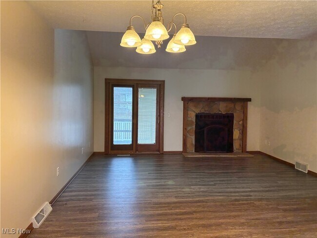 1665 Ann Cir NE in New Philadelphia, OH - Building Photo - Building Photo