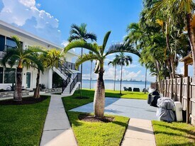 1750 S Treasure Dr in North Bay Village, FL - Building Photo