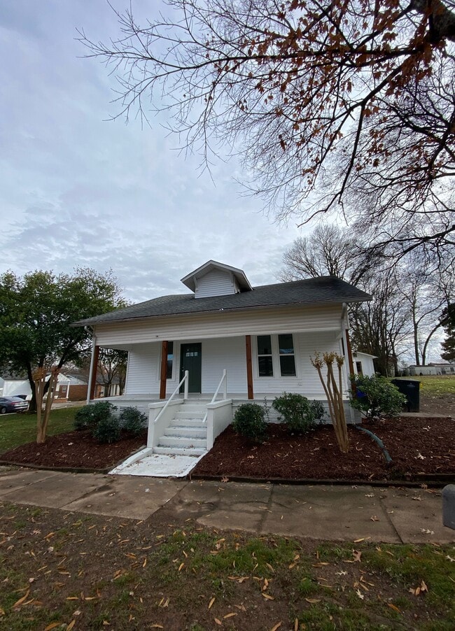 property at 628 E Tombigbee St