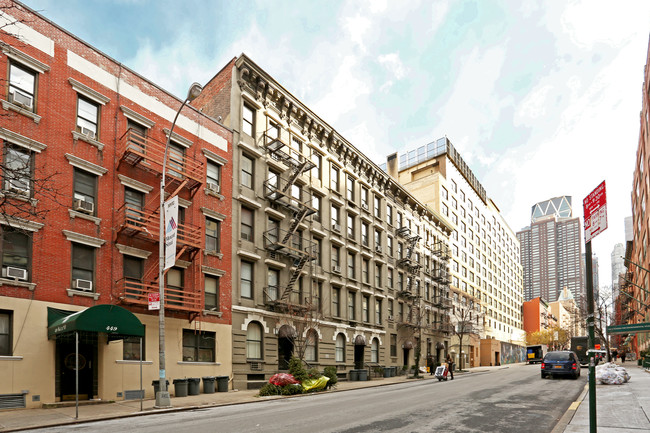 441-447 W 56th St in New York, NY - Building Photo - Building Photo