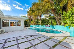 113 Park Ln E in Hypoluxo, FL - Building Photo