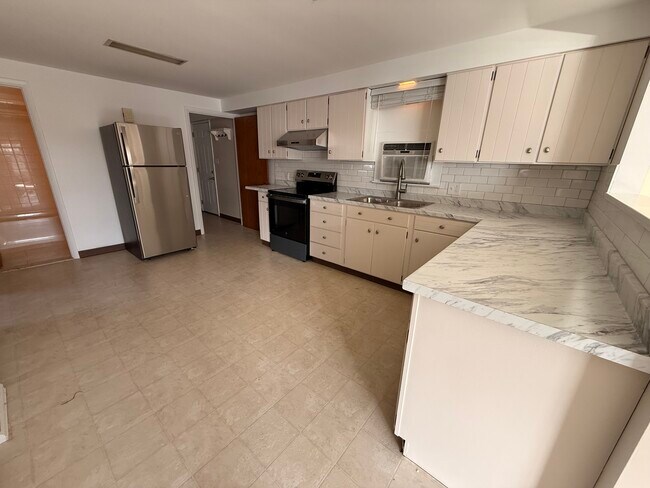 1104 Vinewood Ave, Unit Left Unit in Rotterdam, NY - Building Photo - Building Photo