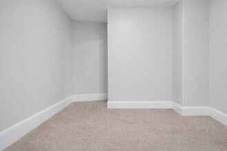 280 Main St, Unit #2 in Westbrook, ME - Foto de edificio - Building Photo