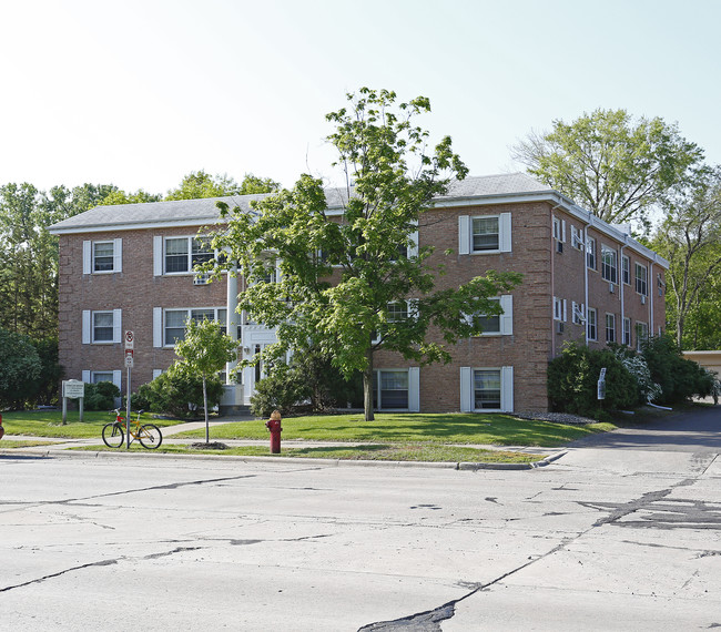 Highland Court Apartments in St. Paul, MN - Building Photo - Building Photo