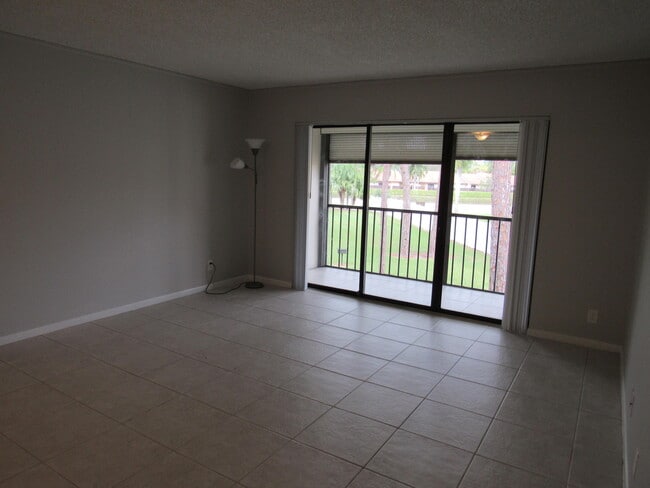 703 Sunny Pine Way in Greenacres, FL - Foto de edificio - Building Photo
